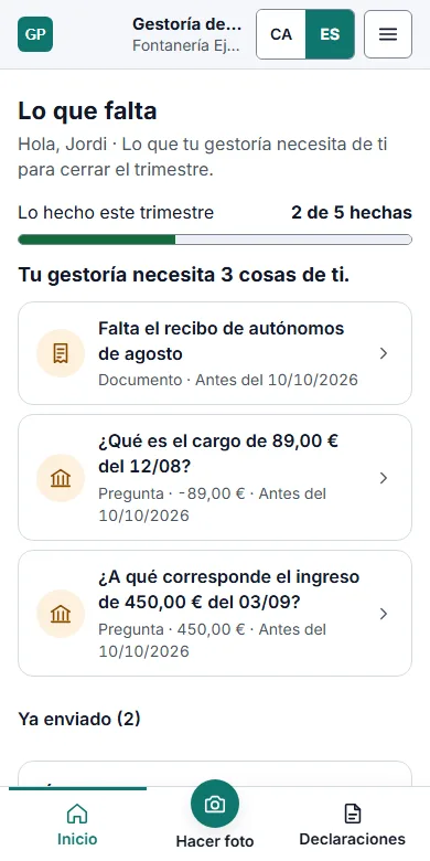 Portal del cliente en un móvil: tres cosas pendientes, un recibo y dos preguntas sobre movimientos del banco