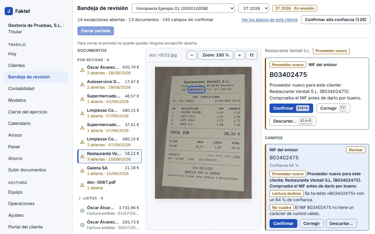 Pantalla de revisión: lista de excepciones, factura con el importe resaltado y campos extraídos